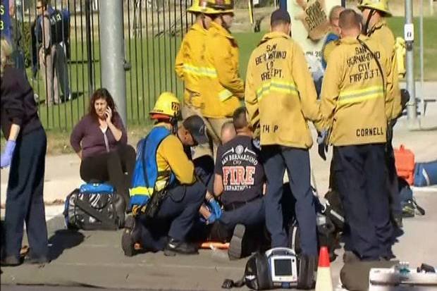 Lực lượng cứu hộ cấp cứu cho một người bị thương tại địa điểm xảy ra vụ xả súng ở San Bernardino tháng 12-2015 - Ảnh: Reuters