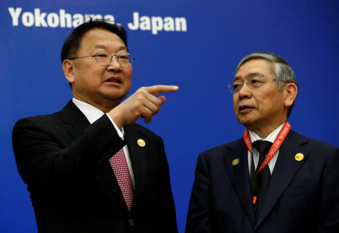 Bộ trưởng Chiến lược và Tài chính Hàn Quốc Yoo Il Ho (trái) và thống đốc Ngân hàng trung ương Nhật Haruhiko Kuroda trước cuộc họp ba nước tại Yokohama sáng 5-5 - Ảnh: Reuters