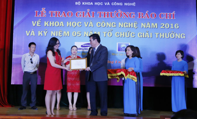 Phóng viên Thanh Hà, báo Tuổi trẻ nhận giải thưởng 