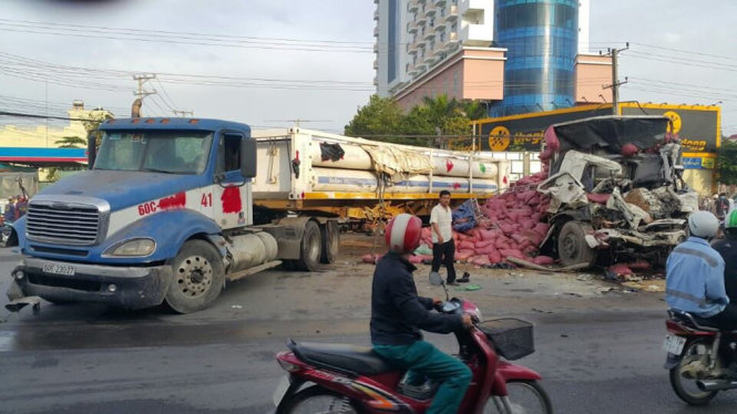 Hiện trường vụ tai nạn giữa xe đầu kéo và xe tải vào rạng sáng 6-5 tại QL51, huyện Tân Thành, tỉnh Bà Rịa- Vũng Tàu làm hai người ngồi trên xe tải chết. Ảnh: Q.GIANG