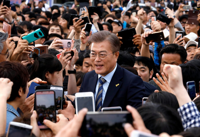 Ứng viên tổng thống Hàn Quốc Moon Jae In vận động tranh cử tại Goyang ngày 4-5 - Ảnh: Reuters