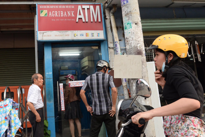 Người dân rút tiền tại trụ ATM Agribank trên đường Nơ Trang Long, Q.Bình Thạnh, TP.HCM chiều 5-5 - Ảnh: TỰ TRUNG