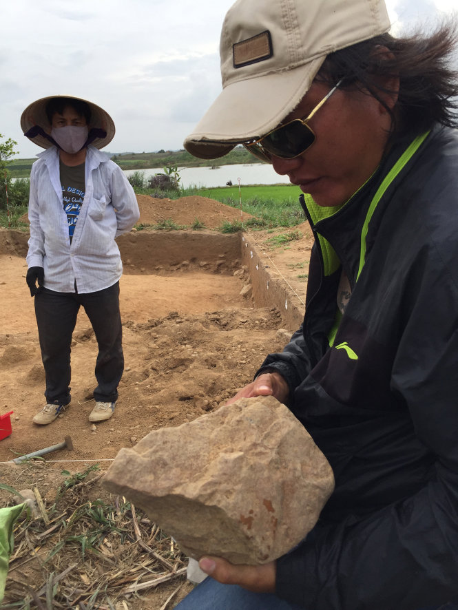 Một chiếc rìu đá quý giá được phát hiện trong hố đào Rộc Tưng 4 trong ngày 28-3-2017 - Ảnh: THÁI LỘC