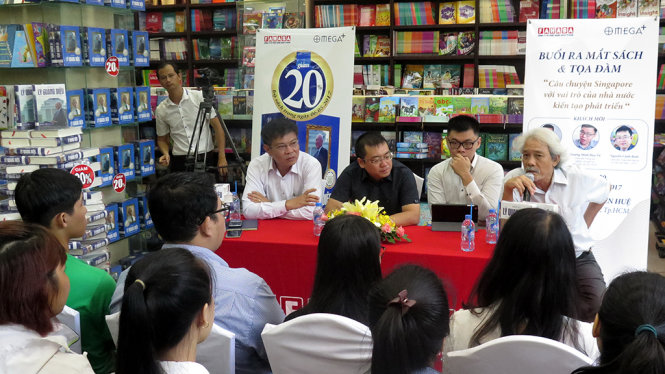 Dịch giả Phạm Viêm Phương (bìa phải) đang trình bày về bản dịch cuốn 1 và câu chuyện Singapore mà ông cảm nhận được - Ảnh: L.Điền
