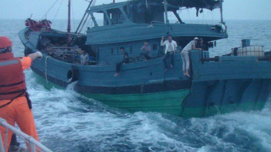 Hình ảnh được cho là chiếc tàu cá của Trung Quốc bị tuần duyên vùng lãnh thổ Đài Loan bắt giữ - Ảnh: Tuần duyên Bành Hồ