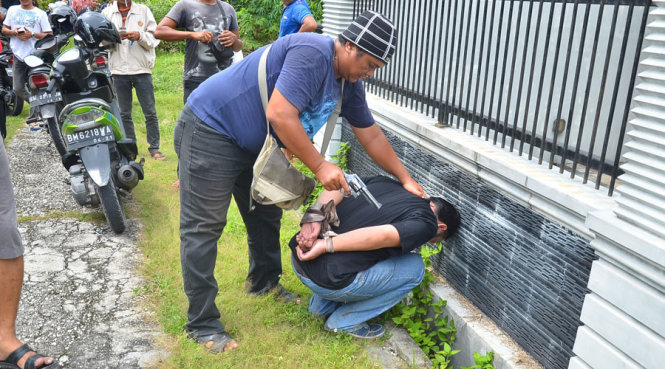 Một tù nhân bị bắt lại sau vụ vượt ngục - Ảnh: AFP