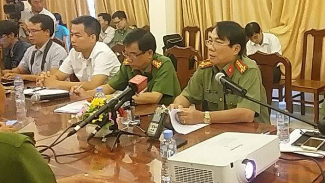 Đại tá Lê Văn Việt thông (phải), giám đốc Công an tỉnh, tin báo chí về vụ cướp - Ảnh: Hoài Thương