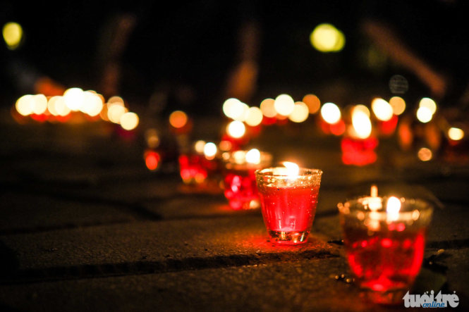 Những ngọn nến được thắp sáng tại khuôn viên nhà riêng Đại tướng Võ Nguyên Giáp, đây là một hoat động nhân dịp kỷ niệm 63 năm chiến thắng Điên Biên Phủ - Ảnh: Nguyễn Khánh