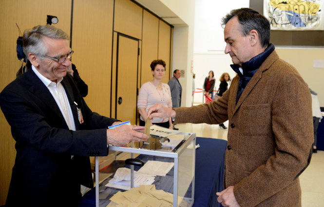 Đại sứ Pháp tại Mỹ Gerard Araud bỏ phiếu tại Washington ngày 6-5 - Ảnh: Reuters