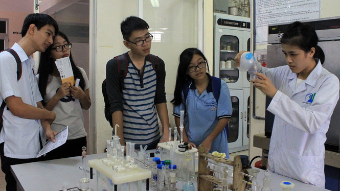 Học sinh chăm chú theo dõi hướng dẫn thực hành thí nghiệm hóa tại phòng thí nghiệm bộ môn hóa phân tích (Trường ĐH Khoa học tự nhiên (ĐHQG TP.HCM) - Ảnh: PHƯƠNG NGUYỄN