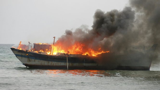 Hiện trường vụ cháy tàu trên khu vực biển Phú Quý - Ảnh: Quang Hưng