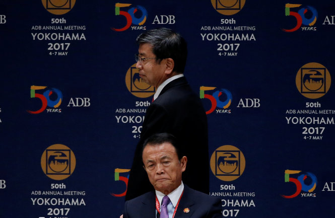 Phó thủ tướng kiêm Bộ trưởng tài chính Nhật Bản Taro Aso (ngồi) và Chủ tịch Ngân hàng Phát triển châu Á (ADB) Takehiko Nakao tại hội nghị thường niên ADB ngày 6-5 - Ảnh: Reuters