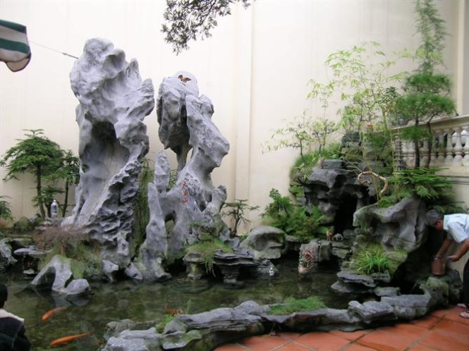 Khi bố trí hòn non bộ cần giữ cho cây cối bên trên luôn tươi tốt, nếu cây
héo hoặc chết phải thay cây mới. (Batdongsan.com.vn)