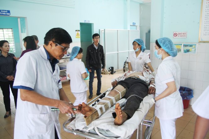 Người bị nạn được cấp cứu tại Bệnh viện Đa khoa Gia Lai - Ảnh: Đình Văn