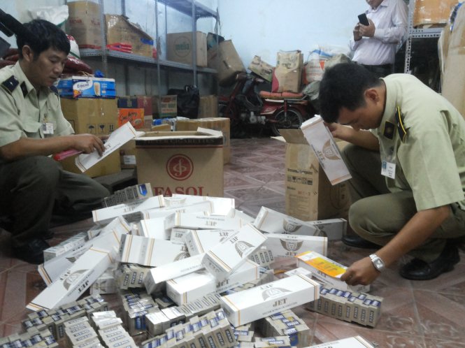 Lực lượng quản lý thị trường bắt giữ thuốc lá lậu. Ảnh: Thanh Hương