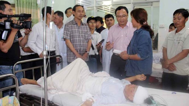 Ông Khuất Việt Hùng, Phó Chủ tịch chuyên trách Ủy ban ATGT Quốc gia cùng các lãnh đạo UBND tỉnh Gia Lai thăm hỏi các nạn nhân trong vụ tai nạn - Ảnh: Thái Thịnh
