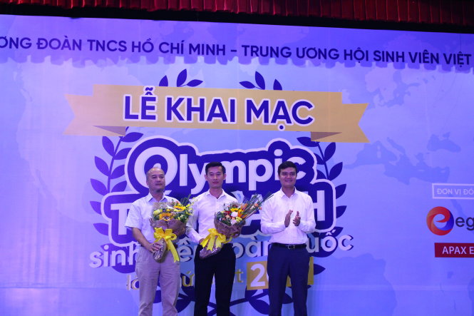 Anh Bùi Quang Huy, Bí thư Trung ương Đoàn (bìa phải) tặng hoa cho các đơn vị đồng hành