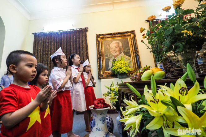 Các bé thiếu nhi chắp tay tưởng nhớ Đại tướng Võ Nguyên Giáp trước bàn thờ của Người - Ảnh: Nguyễn Khánh  .