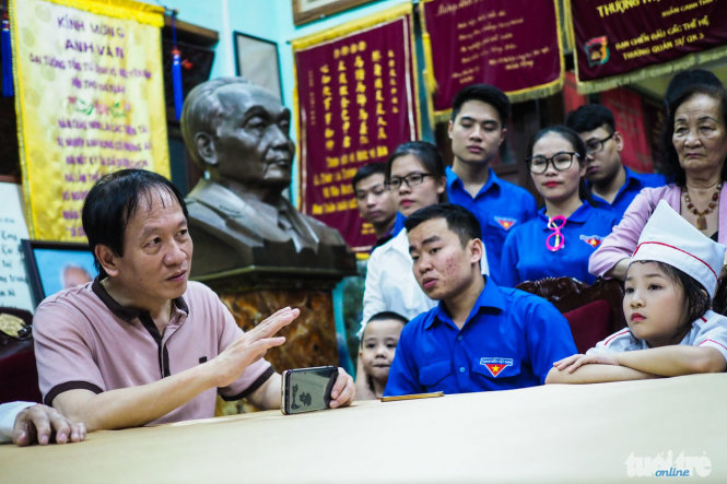 Ông Võ Hồng Nam, con trai của Đại tướng Võ Nguyên Giáp kể lại những câu chuyện liên quan đến cuộc đời cách mạng của Đại tướng Võ Nguyên Giáp, đặc biệt trong khoảng thời gian ông là người chỉ huy chiến dịch Điện Biên Phủ - Ảnh: Nguyễn Khánh