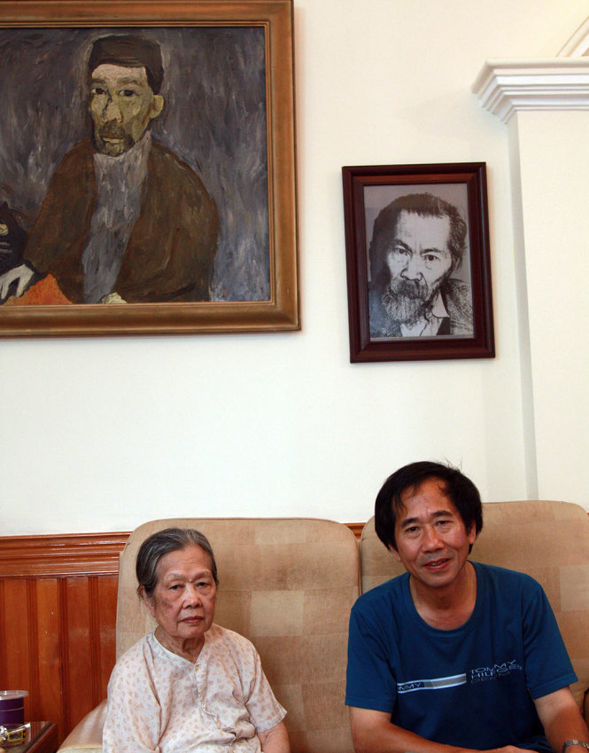Bà Ngọc Khuê - vợ cố tác giả, và con trai Trần Trọng Văn bên chân dung Trần Dần - Ảnh: NHO QUÂN