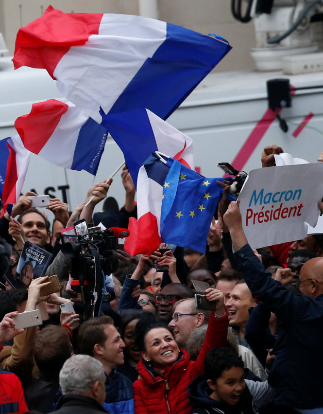 Người ủng hộ ông Macron ăn mừng chiến thắng ở Paris ngày 7-5 - Ảnh: Reuters