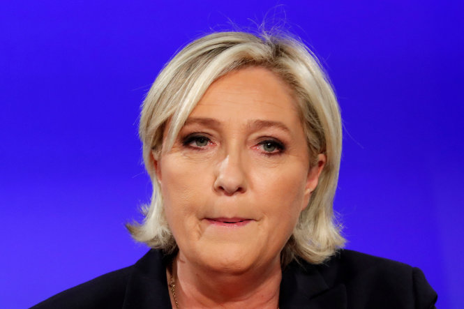 Bà Marine Le Pen nghẹn ngào trước người ủng hộ - Ảnh: Reuters