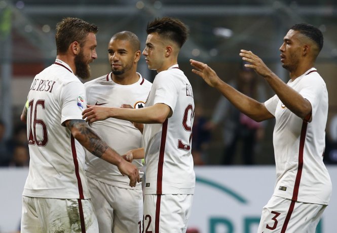 Các cầu thủ Roma ăn mừng bàn thắng vào lưới Milan. Ảnh: REUTERS