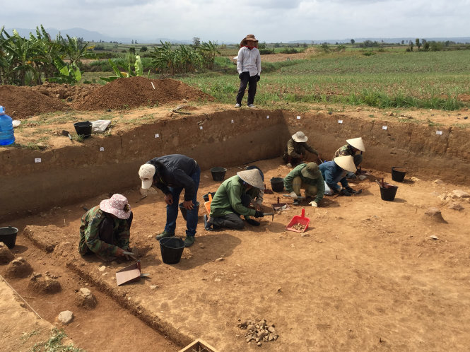 Những hố đào quan trọng ở di tích An Khê đang được khai quật và định hướng trở thành bảo tàng ngoài trời - Ảnh: THÁI LỘC