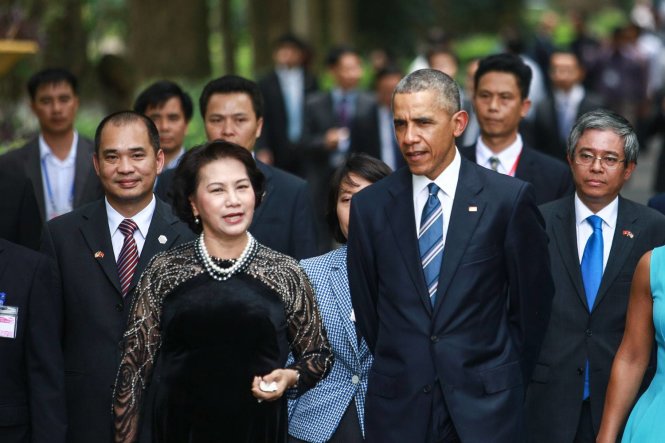 Bà Nguyễn Thị Kim Ngân trong chiếc áo dài đen sang trọng của Võ Việt Chung đón tiếp ông Obama trong chuyến viếng thăm tháng 5-2016