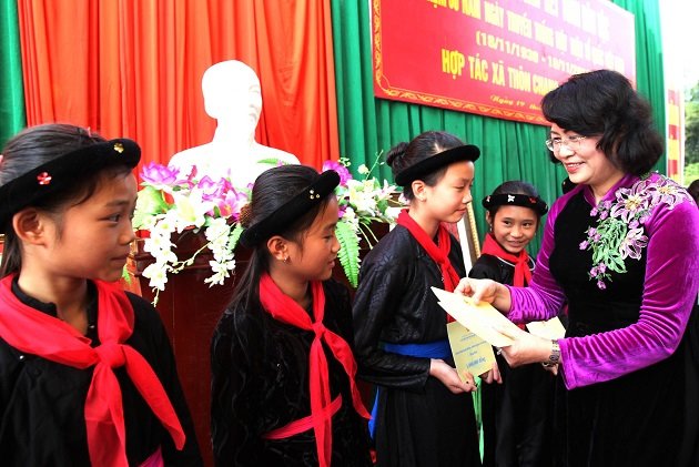 Phó Chủ tịch nước Đặng Thị Ngọc Thịnh trong một thiết kế áo dài đính hoa của Võ Việt Chung - Ảnh: NTK cung cấp