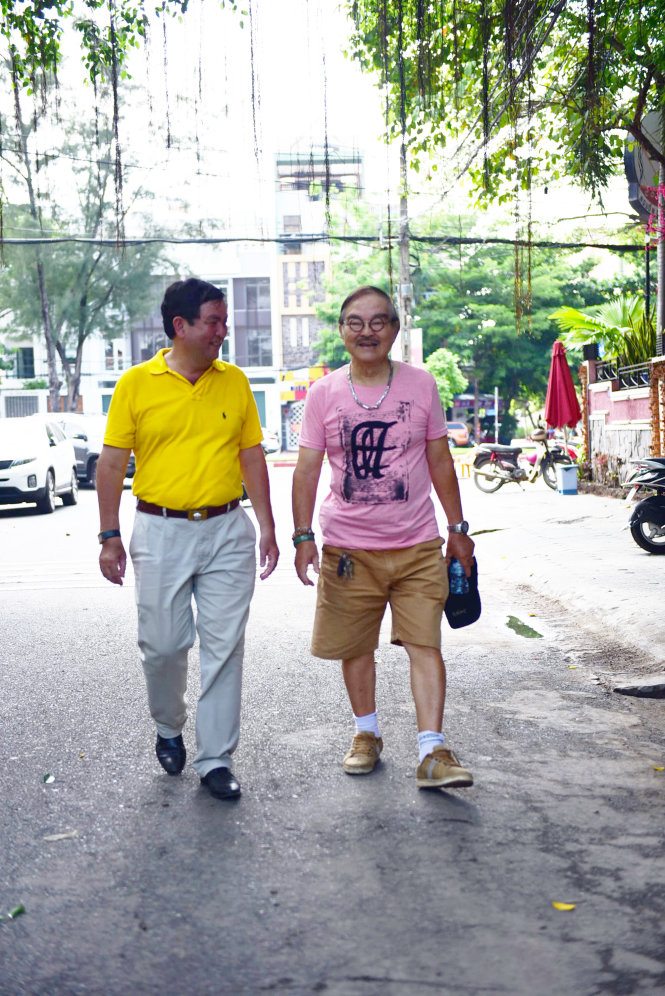 PGS Hoài Nam và NSND Thế Anh (bên phải) trò chuyện trên đường đi bộ - Ảnh: Hữu Thuận