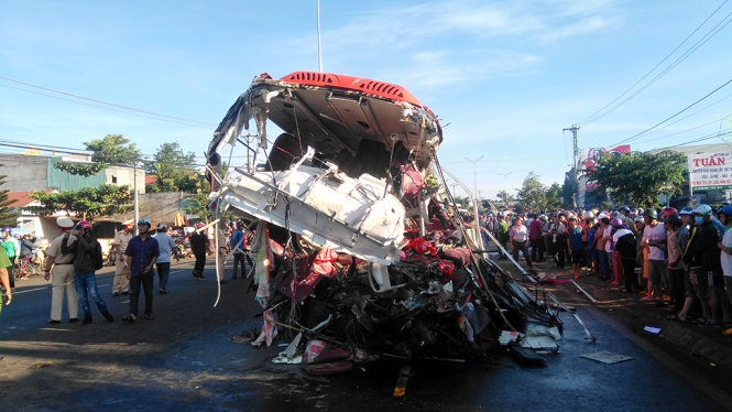 Hiện trường thảm khốc nơi hai chiếc xe tông nhau làm 13 người chết ở Chư Sê rạng sáng 7-5 - Ảnh: Đình Văn