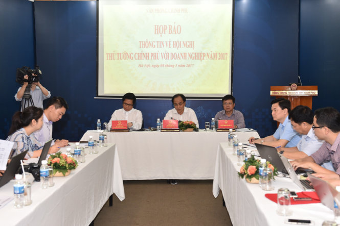 Phó Chủ nhiệm Văn phòng Chính phủ Lê Mạnh Hà (giữa) chủ trì họp báo - Ảnh VGP