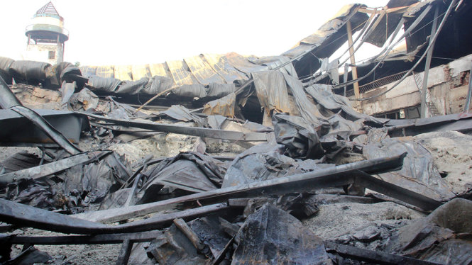 Nhà xưởng cháy rụi, đổ sập sau vụ cháy rạng sáng 8-5 - Ảnh: Lê Phan