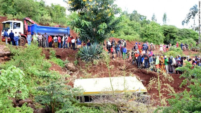 Hiện trường vụ tai nạn thảm khốc khiến 36 người tử nạn ở Tanzania - Ảnh: AFP