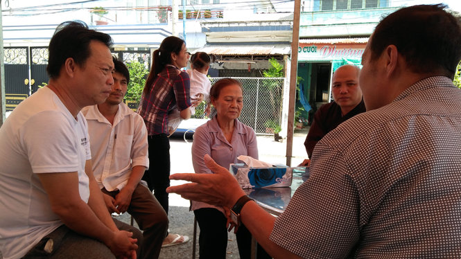Đại diện gia đình ông Nguyễn Hữu Tấn có mặt tại buổi thăm hỏi, động viên, đồng thời có mặt đại diện giáo hội Phật giáo Hòa Hảo - Ảnh: H. Nguyễn