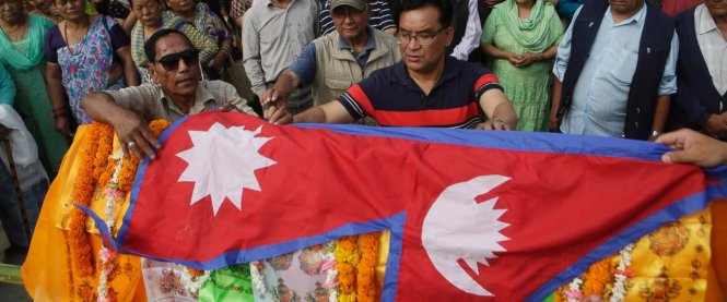 Những người thân của nhà leo núi người Nepal, ông Min Bahadur Sherchan, phủ lá quốc kỳ Nepal lên thi hài ông trong lễ tang tại thủ đô Kathmandu, Nepal, ngày 7-5 - Ảnh: AP