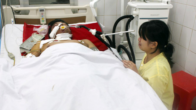 Một nạn nhân bị thương nặng được cấp cứu tại Bệnh viện Đa khoa tỉnh Gia Lai -
 Ảnh: THÁI THỊNH