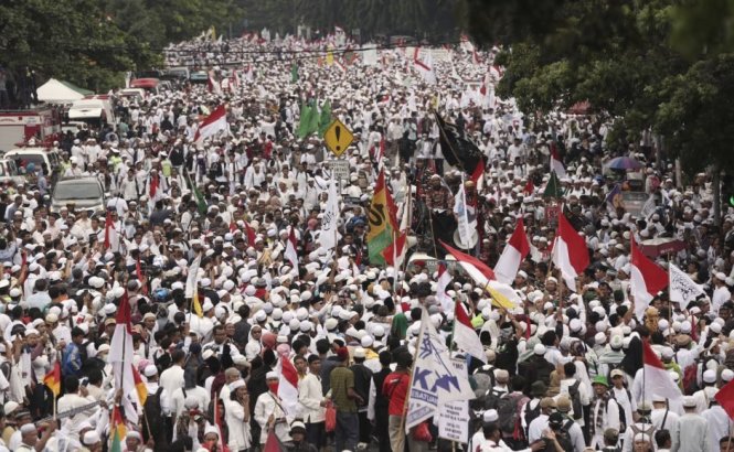 Hàng chục ngàn người tham gia biểu tình chống ông Purnama hồi cuối năm 2016 - Ảnh: AP