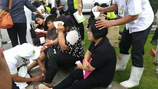 Người dân đang được sơ cứu tại hiện trường sau vụ nổ ở trung tâm mua sắm Big C tại Pattani, Thái Lan - Ảnh: Channelnewsasia