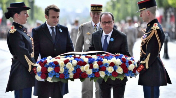 Ngày 8-5, Tổng thống François Hollande (thứ hai từ phải sang) cùng Tổng thống đắc cử Emmanuel Macron (thứ hai từ trái sang) dự lễ kỷ niệm phát xít Đức đầu hàng tại Khải hoàn môn ở Paris - Ảnh: AFP