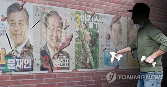 Những người phá hoại áp phích bầu cử có thể bị phạt 4 triệu won hoặc 2 năm tù giam - Ảnh: Yonhap News