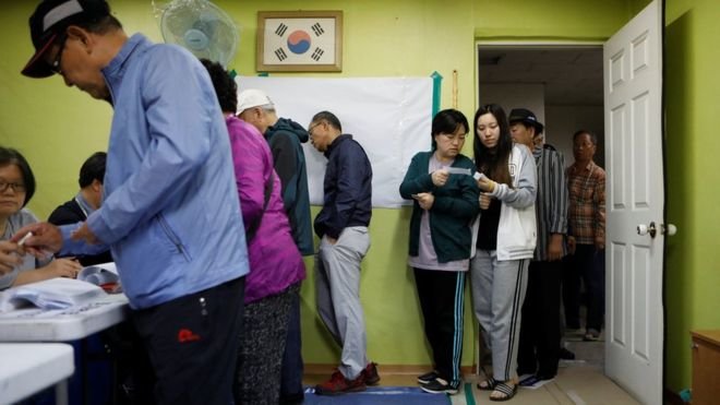 Người dân Hàn Quốc đi bầu tổng thống mới - Ảnh: Reuters