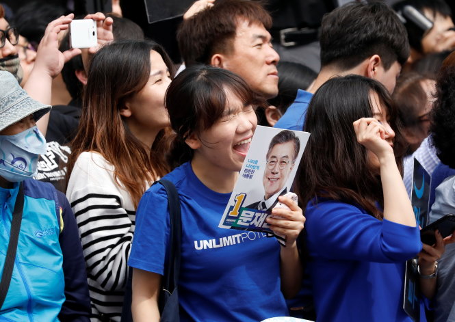 Cử tri trẻ với hình ảnh ứng cử viên Moon Jae In của đảng Dân chủ Hàn Quốc, trong cuộc vận động tranh cử tại Daegu, ngày 8-5 - Ảnh: Reuters