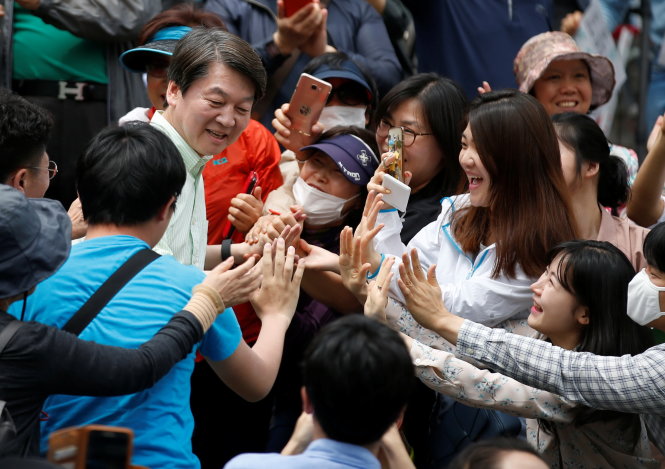 Ahn Cheol-soo, the presidential candidate of the People's Party, attends his election campaign rally in Seoul, South Korea, May 8