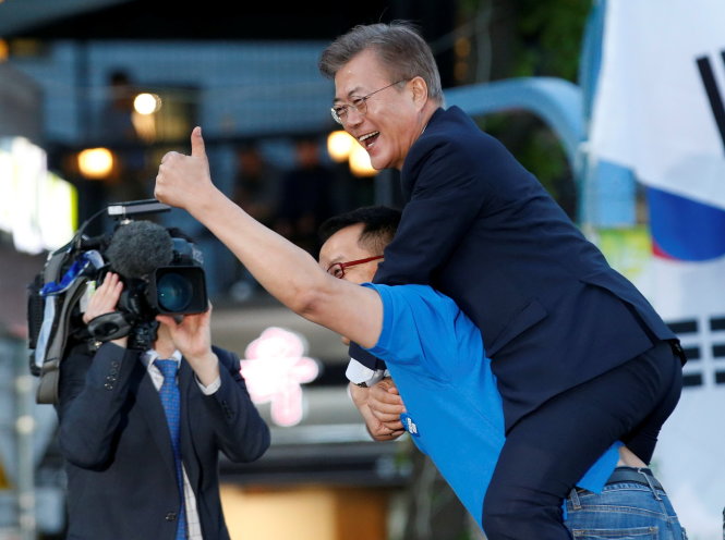 Người ủng hộ cõng ứng viên Moon Jae In sau cuộc vận động tranh cử ở Seoul ngày 6-5 - Ảnh: Reuters