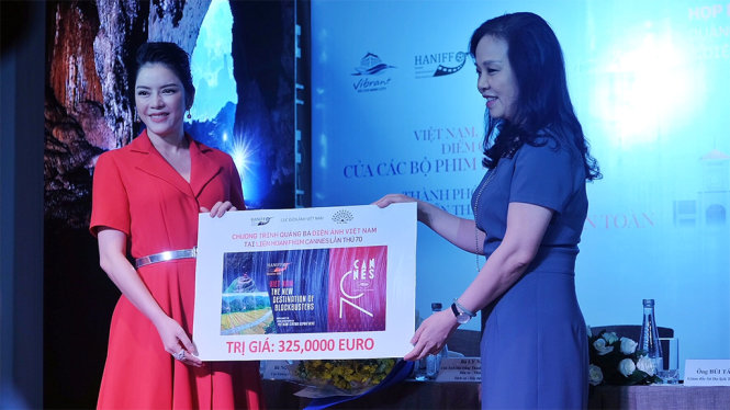 Lý Nhã Kỳ trao biểu trưng quảng bá cho điện ảnh Việt tại Cannes cho bà Ngô Phương Lan, Cục trưởng Cục điện ảnh Việt - Ảnh: MINH TRANG