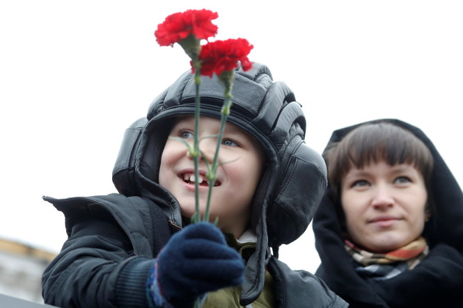 Trẻ em NGa theo mẹ ra Quảng trường Đỏ chờ xem duyệt binh - Ảnh: Reuters