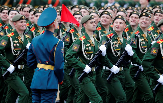Binh sĩ Nga tham gia diễu binh - Ảnh: Reuters