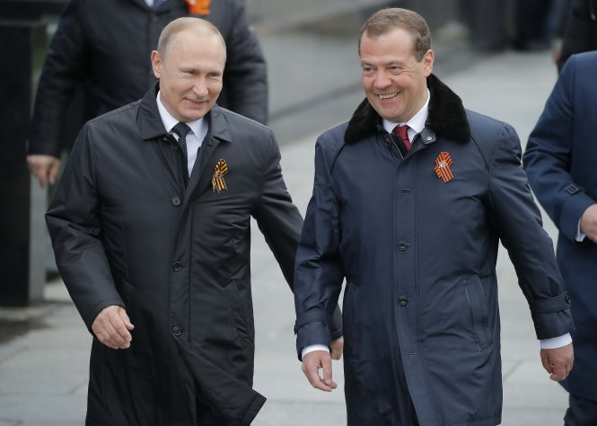 Tổng thống Putin (trái) và thủ tướng Medvedev tại Quảng trường Đỏ - Ảnh: Reuters